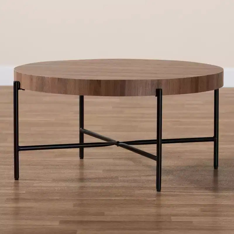 Table basse en bois couleur noyer et métal noir au style industriel moderne